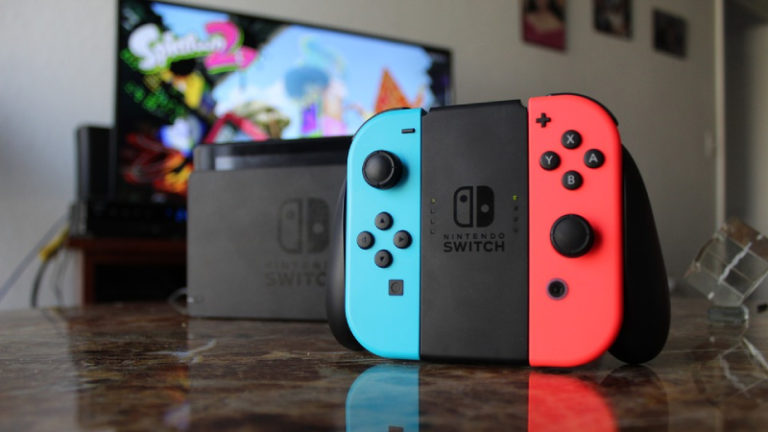 https://cdn.pixabay.com/photo/2019/01/24/23/54/nintendo-switch-3953601_960_720.jpg