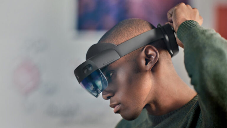 https://cdn-dynmedia-1.microsoft.com/is/image/microsoftcorp/gldn-HoloLens2-Dev-highlight-ftr:VP4-1260x600