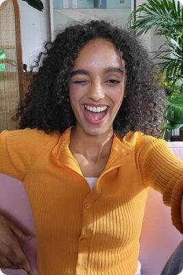 https://images.samsung.com/is/image/samsung/assets/cz/2201/mktpd/galaxy-s21-5g_fe_selfie_img02.jpg?$ORIGIN_JPG$