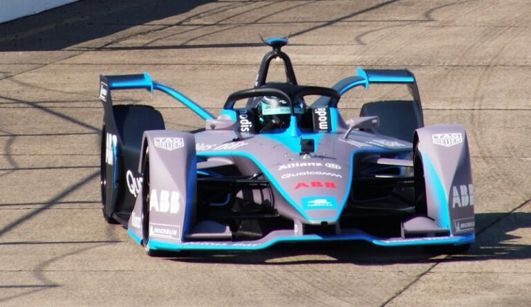 https://upload.wikimedia.org/wikipedia/commons/8/8c/Nico_Rosberg_Formula_E_Gen2_car_2018_Berlin_E-Prix_on_track.jpg