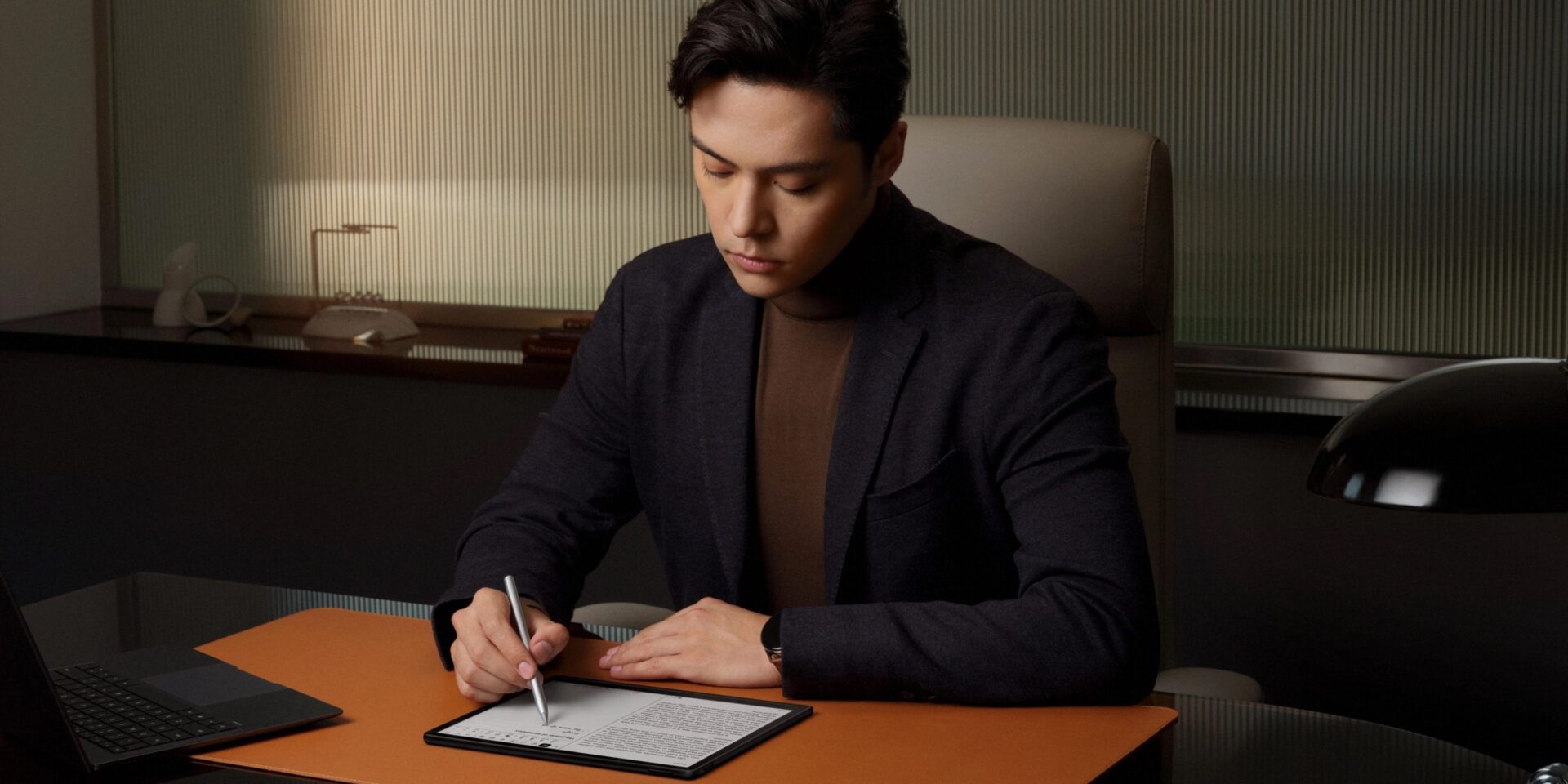 https://consumer.huawei.com/content/dam/huawei-cbg-site/common/mkt/pdp/tablets/matepad-paper-new/imgs/maintitle/huawei-matepad-paper-writing@2x.webp