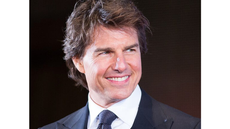 https://upload.wikimedia.org/wikipedia/commons/thumb/c/c8/Jack_Reacher-_Never_Go_Back_Japan_Premiere_Red_Carpet-_Tom_Cruise_%2835338493152%29_%28cropped%29.jpg/599px-Jack_Reacher-_Never_Go_Back_Japan_Premiere_Red_Carpet-_Tom_Cruise_%2835338493152%29_%28cropped%29.jpg