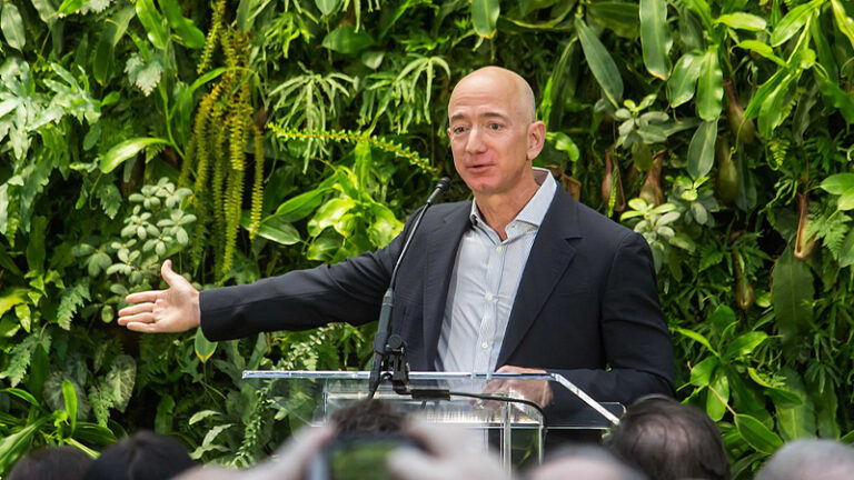https://upload.wikimedia.org/wikipedia/commons/thumb/e/ee/Jeff_Bezos_at_Amazon_Spheres_Grand_Opening_in_Seattle_-_2018_%2839074799225%29.jpg/1024px-Jeff_Bezos_at_Amazon_Spheres_Grand_Opening_in_Seattle_-_2018_%2839074799225%29.jpg
