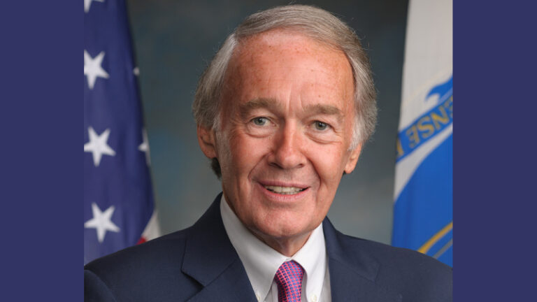 https://upload.wikimedia.org/wikipedia/commons/9/94/Edward_Markey%2C_official_portrait%2C_114th_Congress.jpg