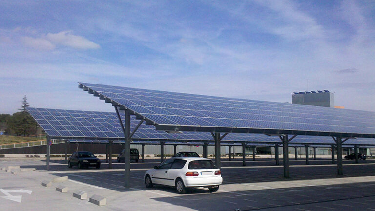 https://upload.wikimedia.org/wikipedia/commons/thumb/1/10/PV_solar_parking.jpg/2048px-PV_solar_parking.jpg