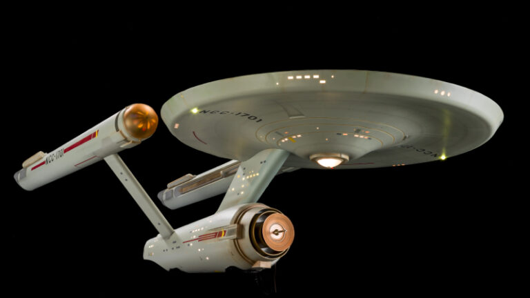 https://upload.wikimedia.org/wikipedia/en/1/1a/USS_Enterprise_%28NCC-1701%29%2C_ENT1231.jpg