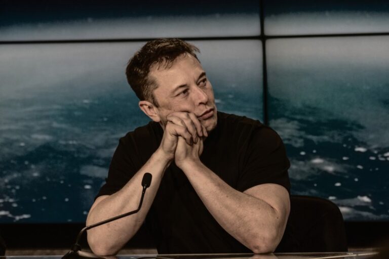 https://upload.wikimedia.org/wikipedia/commons/0/08/Elon_Musk_at_a_Press_Conference.jpg