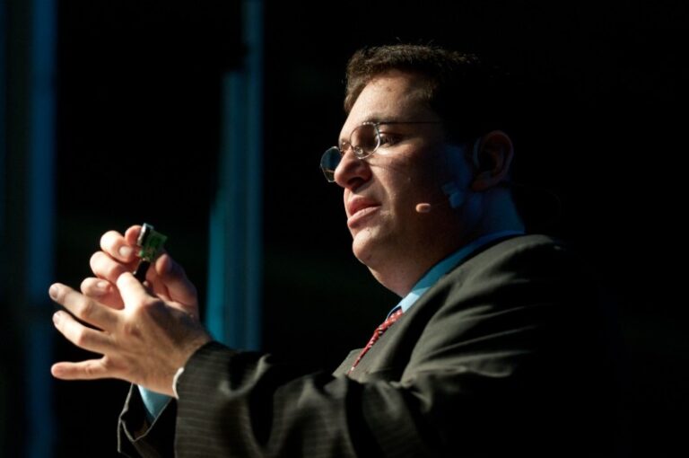 https://upload.wikimedia.org/wikipedia/commons/f/f6/Kevin_Mitnick_%284892570820%29.jpg