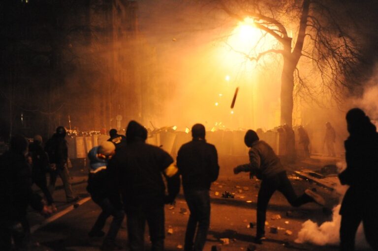 https://upload.wikimedia.org/wikipedia/commons/9/92/Protesters_throwing_pieces_of_paving_during_and_metal_tubes_at_riot_police_during_clashes_at_Bankova_str%2C_Kiev%2C_Ukraine._December_1%2C_2013.jpg