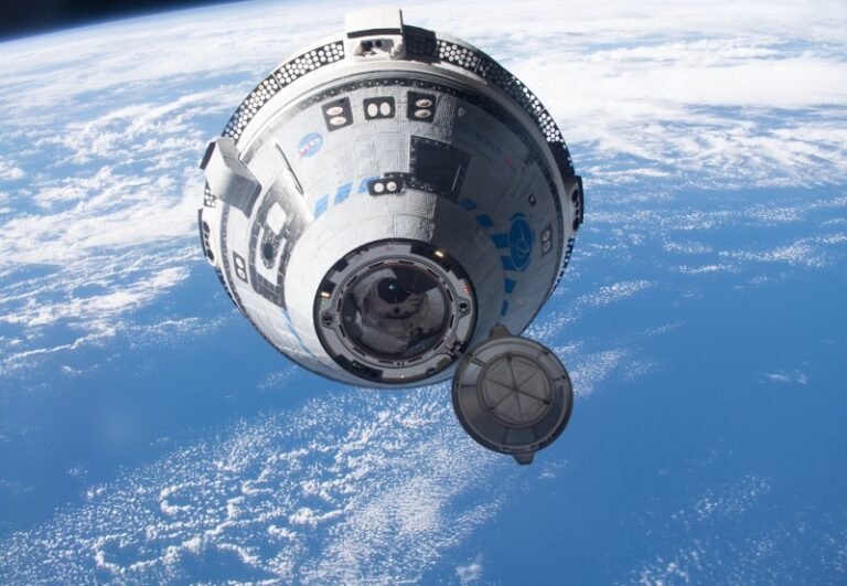 https://upload.wikimedia.org/wikipedia/commons/d/d3/Boeing%27s_Starliner_crew_ship_approaches_the_space_station_%28iss067e066735%29_%28cropped%29.jpg