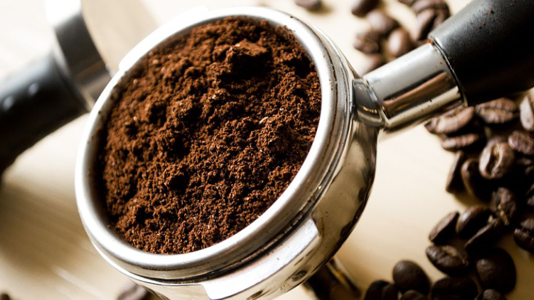https://upload.wikimedia.org/wikipedia/commons/thumb/e/e1/Coffee-206142.jpg/1024px-Coffee-206142.jpg