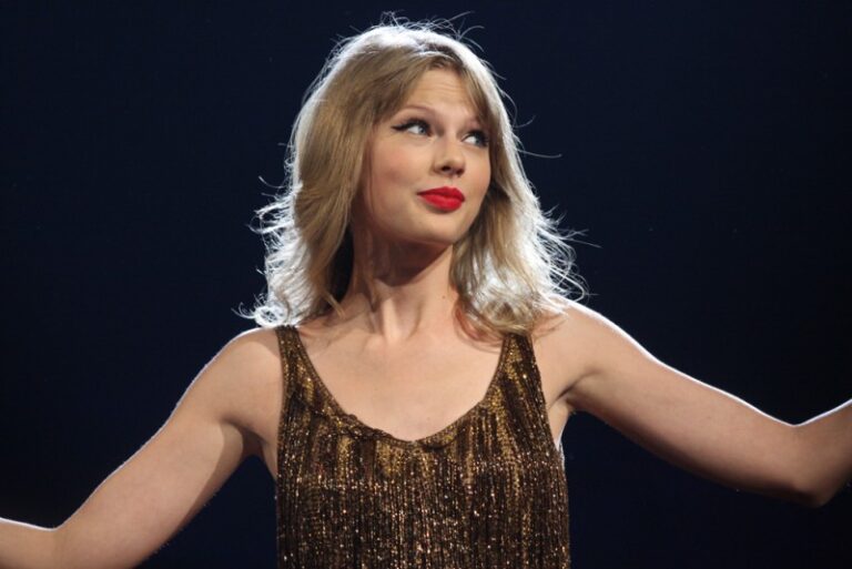 https://upload.wikimedia.org/wikipedia/commons/7/7f/Taylor_Swift_%286966830273%29.jpg