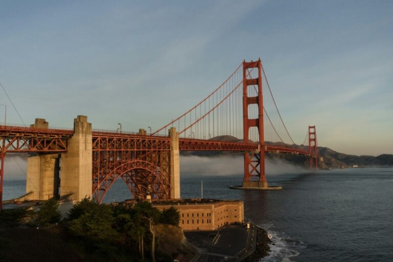 https://unsplash.com/photos/the-golden-gate-bridge-towering-over-the-ocean-I14P8HJh9YU