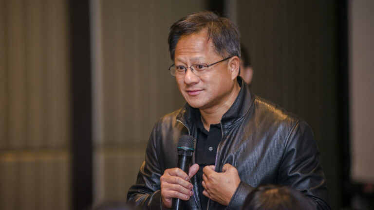 https://upload.wikimedia.org/wikipedia/commons/0/0d/Jensen_Huang_at_Computex_Taipei_20160531a.jpg