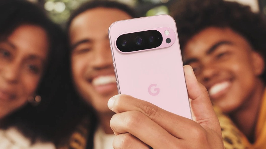 Skupina lidí používající Pixel 9 Pro XL v růžové variantě pro focení selfie