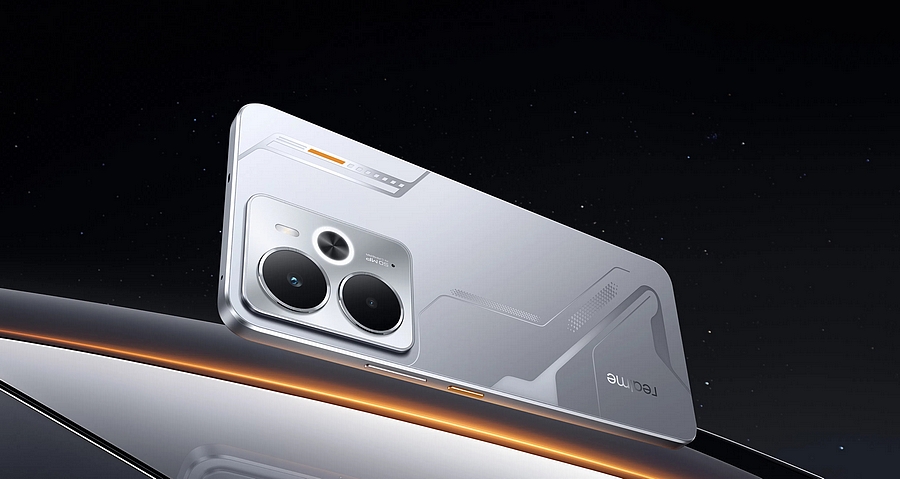 Realme 14 5G v barvě Mecha Silver letící vesmírem, s důrazem na futuristický design, diodu Victory Halo a oranžové tlačítko.