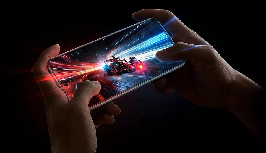 Ruce držící Realme 14 5G během hraní rychlé závodní hry, displej ukazuje ostrý herní obraz bez zpomalení.