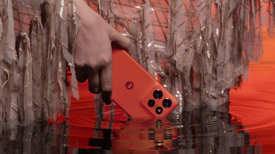 Díky zaobleným hranám padne Motorola Edge 50 Neo (8GB/256GB) skvěle do ruky.