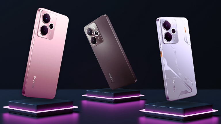 Tři telefony Realme 14 5G ve futuristickém designu – stříbrný Mecha Silver, růžový Warrior Pink a černý Storm Titanium, vystavené na podstavcích s RGB podsvícením