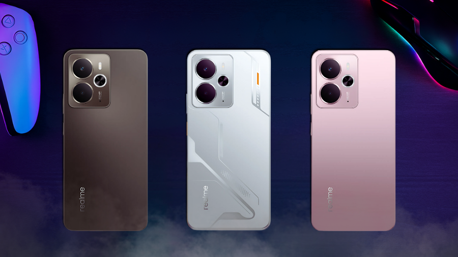 Tři barevné varianty Realme 14 5G – Mecha Silver, Storm Titanium a Warrior Pink – na herním stole s ovladačem a myší v pozadí, nasvícené fialovým herním světlem.