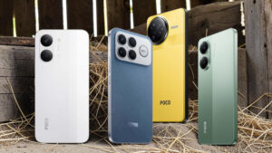 Čtveřice chytrých telefonů z našeho srovnání telefonů POCO stojí vedle sebe v rustikálním prostředí na slámě před dřevěnou stěnou. Zleva je vidět bílý model POCO X8 Pro s čistými liniemi, následuje džínově modrý vítěz testu POCO F8 Ultra s výraznou texturou zad, zářivě žlutý POCO F7 Ultra s kruhovým modulem fotoaparátu a sestavu uzavírá jemně zelený POCO M8 5G. Každý přístroj ukazuje svůj unikátní design fotomodulů a loga značky, což ilustruje pestrou nabídku barev a stylů v rámci této řady.