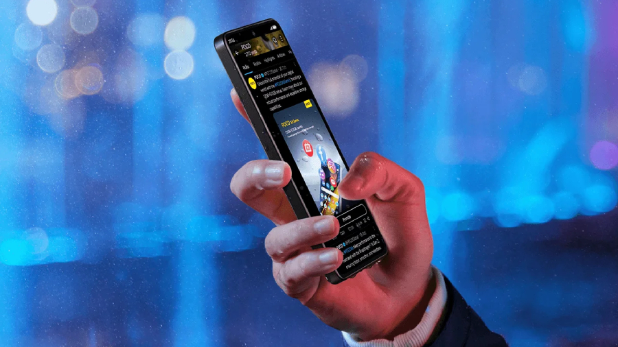 POCO X7 Pro v ruce muže, který kliká prstem na mokrý displej telefonu