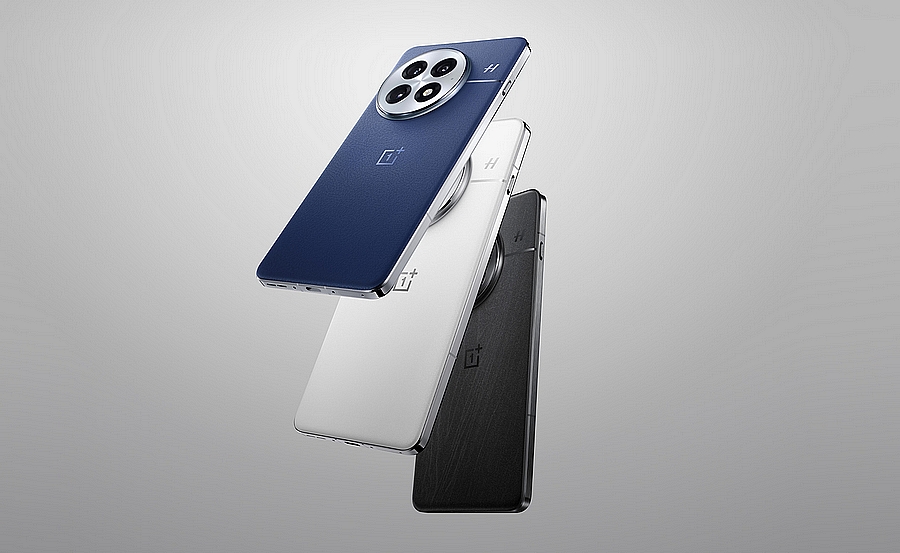 Tři barevné varianty telefonu OnePlus 13 5G – bílá Arctic Dawn, modrá Midnight Ocean a černá Black Eclipse – vznášející se na světlém pozadí.