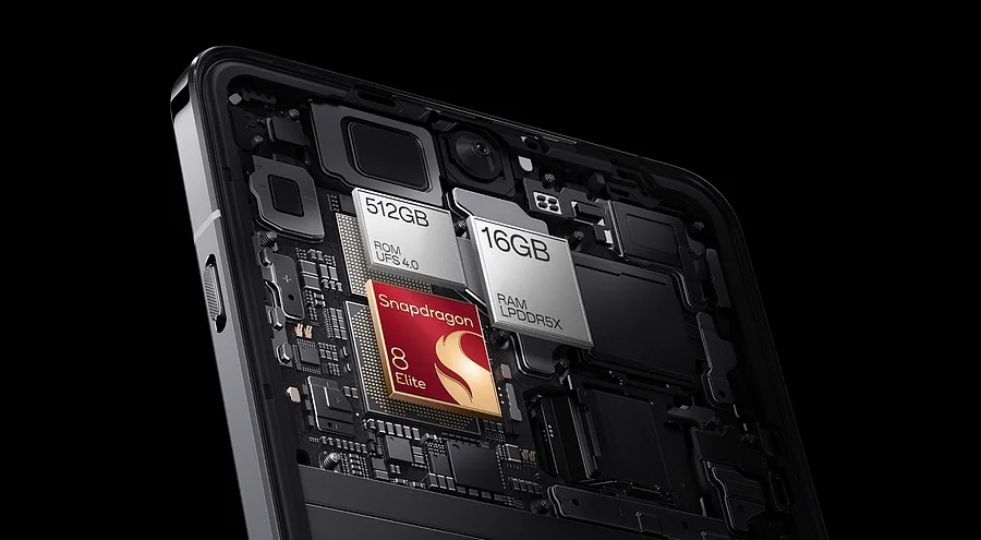 nitřní komponenty telefonu OnePlus 13 5G s jasně viditelným procesorem Snapdragon 8 Elite a paměťovými čipy RAM a ROM.