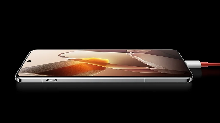 Boční pohled na telefon OnePlus 13 5G, který je nabíjen kabelem s technologií rychlonabíjení SuperVOOC.