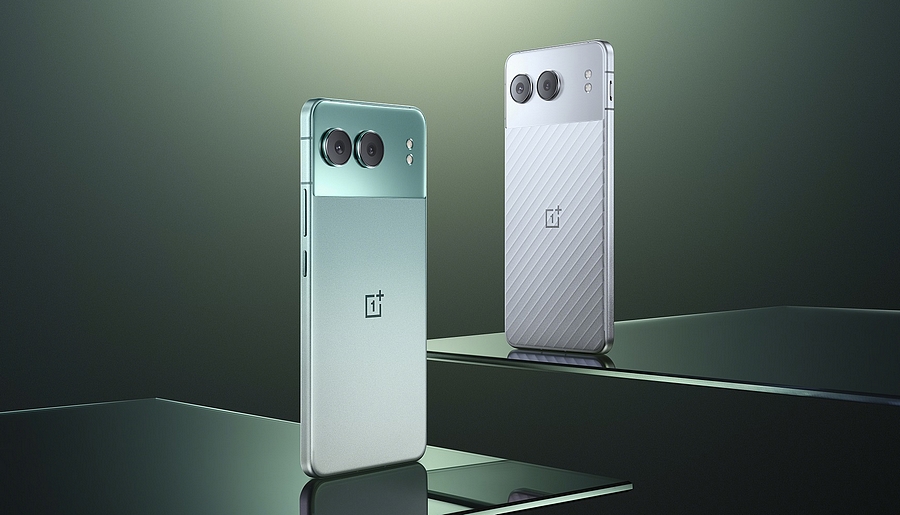 Dva telefony OnePlus Nord 4 5G v zelené a stříbrné barvě s dvoubarevnými zády a duálními fotoaparáty, postavené na lesklém povrchu.