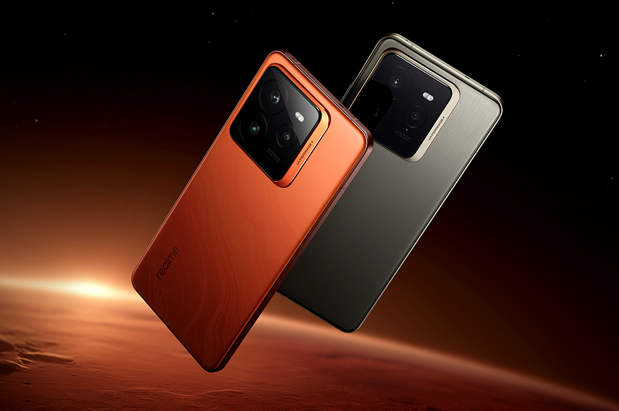 Dva telefony Realme GT 7 Pro v oranžové a tmavě šedé barvě s výraznými moduly fotoaparátu, letící v prostoru nad planetou.
