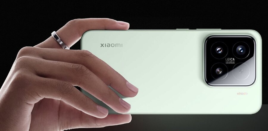 Zadní strana smartphonu Xiaomi 15 5G v elegantní zelené barvě s výrazným foto modulem Leica, který slibuje špičkovou kvalitu fotografií.