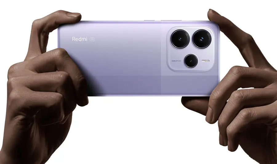 Detail zadního modulu Xiaomi Redmi Note 14 5G ve fialovém provedení, kde dominuje 108Mpx hlavní fotoaparát spolu s ultraširokoúhlým a makro objektivem.