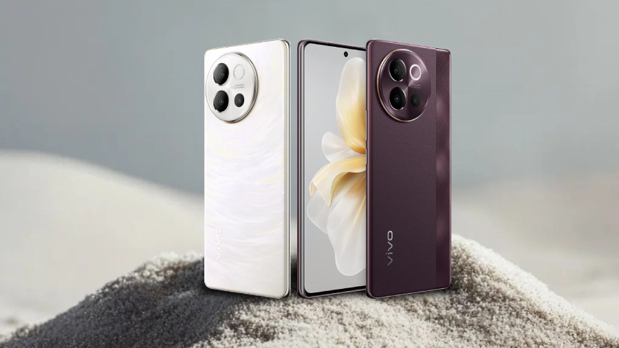 Vivo V40 Lite ve dvou barevných variantách na kopečku z písku