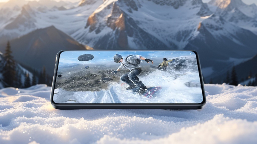POCO X7 Pro pohled na displej, na kterém je snowboardista, v pozadí zasněžená krajina
