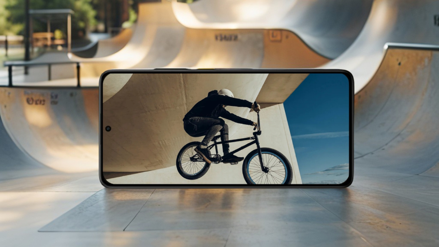 POCO X7 Pro video na mobilu, na kterém je cyklista na freestylovém kole, jak skáče z rampy