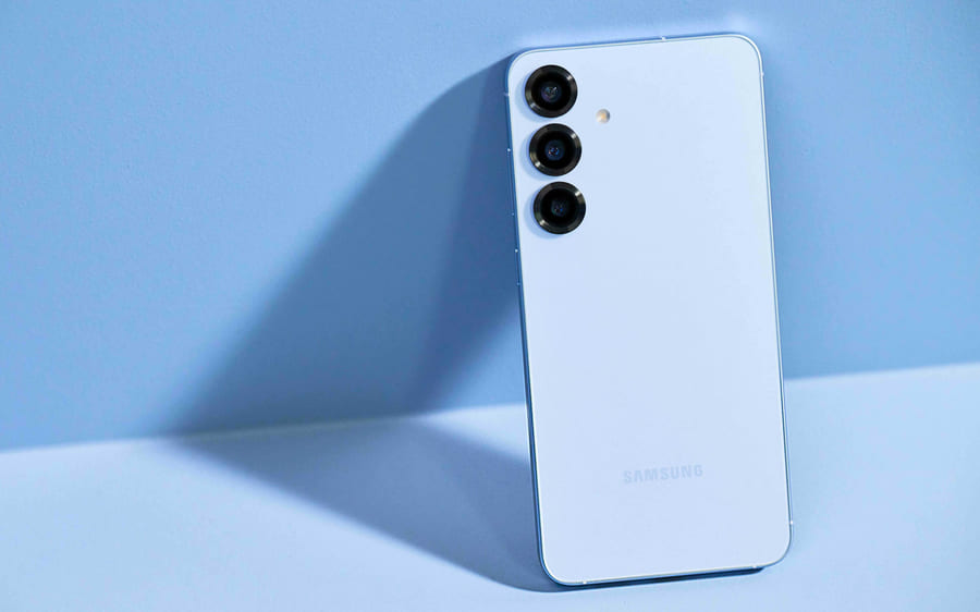 Odolná a elegantní konstrukce Samsung Galaxy S25.