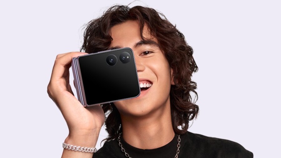 Xiaomi MIX Flip nabízí režim MasterCinema pro 10bitové HDR video a jeho skládací design slouží jako stativ pro focení.