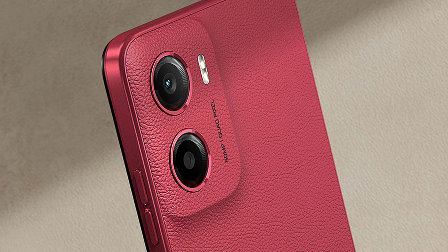 Motorola Moto G05 v červeném provedení, záda z veganské kůže.