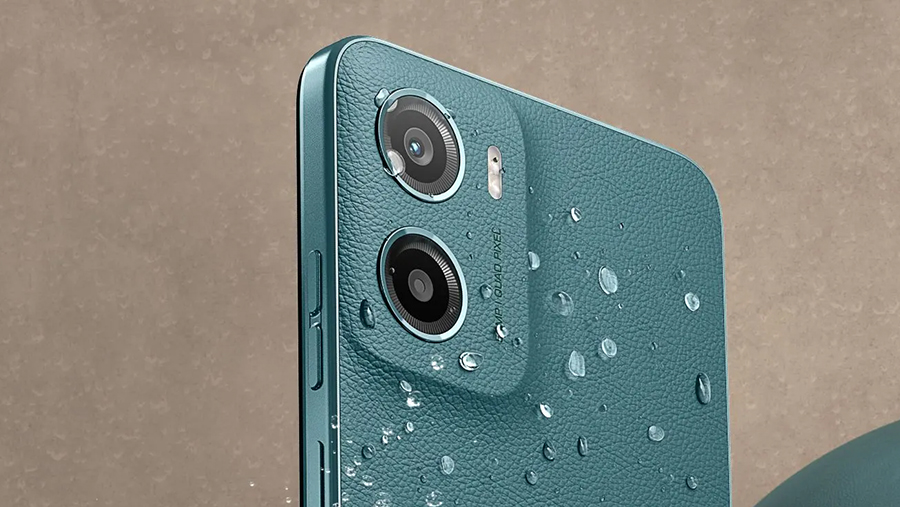 Motorola Moto G05 v zelené barvě s cákanci vody na zadní straně, má vodoodpudivé provedení IP54.