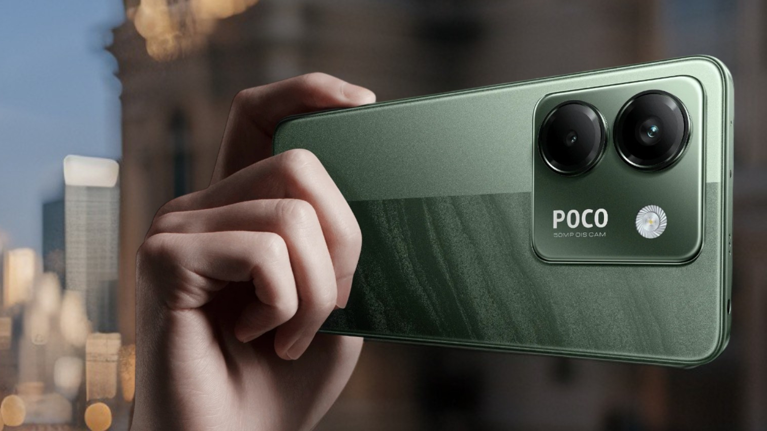 POCO M7 Pro v ruce ženy, která fotí, v pozadí jsou rozostřené budovy ve městě