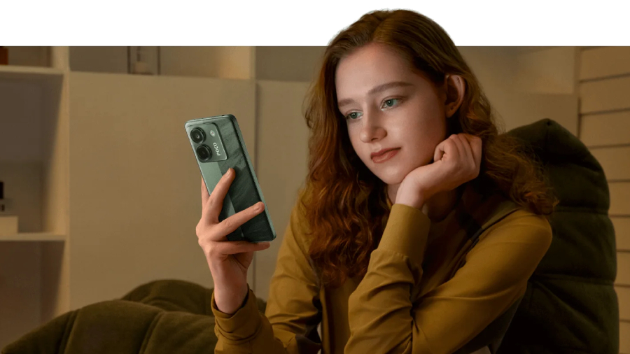 POCO M7 Pro, žena dívající se na displej