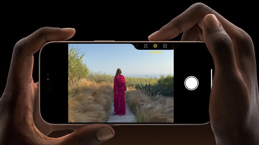iPhone 16 Pro Max má nové tlačítko fotoaparátu na boku, díky kterému je focení jednodušší, rychlejší a pohodlnější.