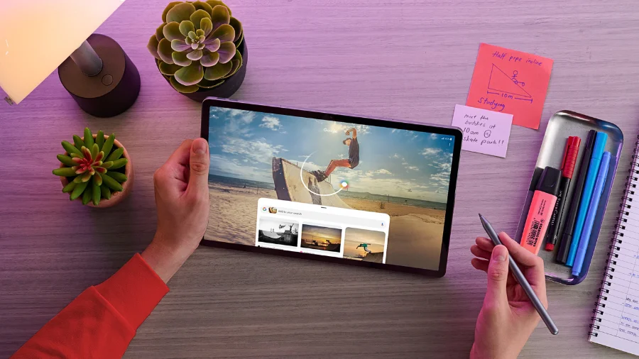 Osoba drží tablet Lenovo Idea Tab 11" a používá funkci Circle to Search.