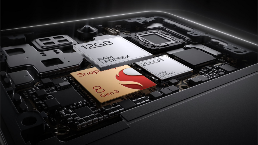 Detailní pohled na vnitřní komponenty telefonu OnePlus 13R s procesorem Snapdragon 8 Gen 3, 12GB RAM a 256GB úložištěm.