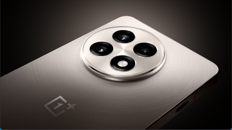 Detailní záběr na ikonický kruhový modul fotoaparátu OnePlus 13R s třemi objektivy a bleskem.