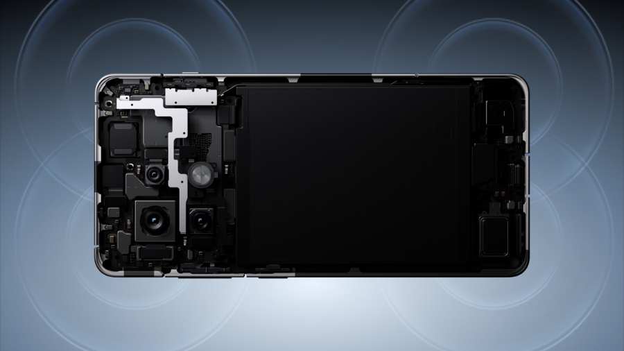 Vnitřní uspořádání komponent OnePlus 13R, které zahrnuje technologii pro 5G, NFC a Bluetooth.