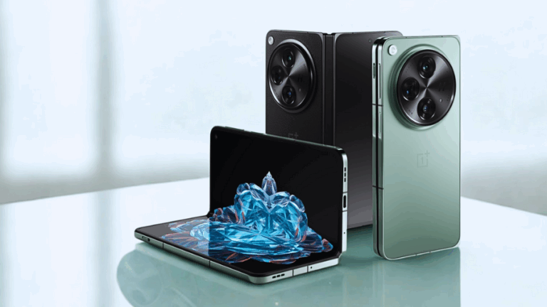 Dva telefony OnePlus Open postavené na světlém, reflexním povrchu. Jeden je zelený, druhý je černý a je částečně otevřený, ukazující skládací displej s abstraktní tapetou.