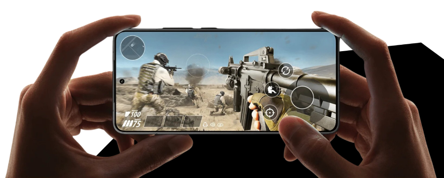 POCO F7 Pro v rukou člověka, který na něm hraje hru střílečku