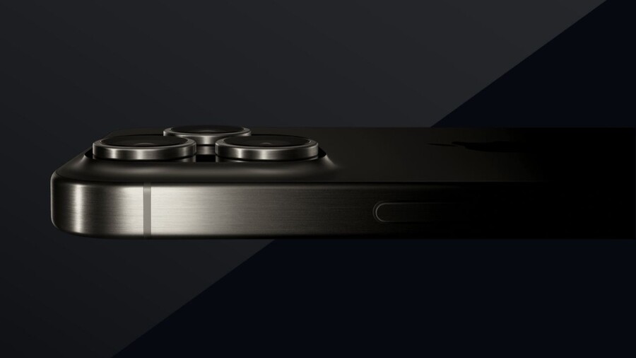 Záběr na boční stranu modelu iPhone 15 Pro Max v černé titanové barvě, s výraznými objektivy (48Mpx hlavní snímač, 12Mpx ultraširokoúhlý objektiv a 5× optický zoom).